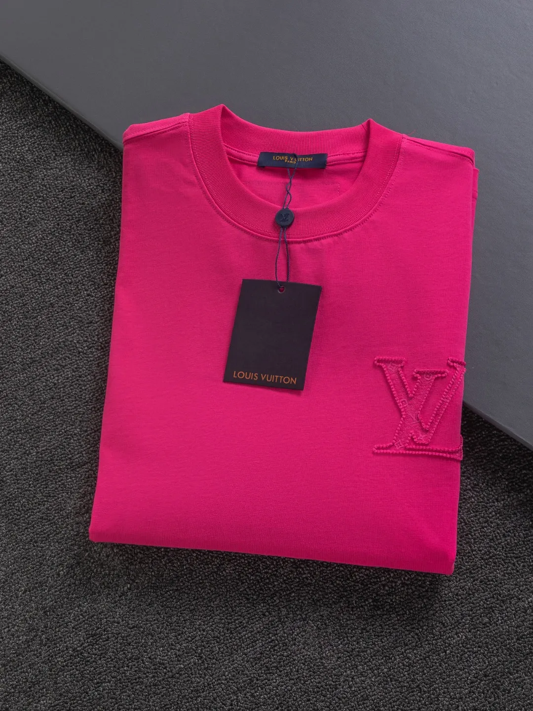 🅿️190 Louis Vuitton 1V LV slightly wide version S-XL 26SS LV new product counter catwalk style three-dimensional plain letter embroidery on the chest🪡logo large logo embroidery on the back🪡logo short-sleeved T-shirt, the same style for men and women! Short-sleeves are not the same as the general public, but must be unique and eye-catching. This LV short-sleeves is all about quality, comfort, consistent style, fashion, including fabrics and cutting techniques, all of which have been made with great effort! 320 grams of washed pure cotton fabric, pure cotton is breathable, very refreshing and comfortable for daily wear. The rib knitting on the neckline is smooth and tight, and the neckline will not be skewed if you toss it at will. The loose version, you will find that it looks really good on the upper body. The overall is minimalist and neat, super versatile for daily use! Pair it casually with a pair of pants for a youthful look. A T-shirt will make your outfit crazy. It is a fashionable item that can never go wrong! Color: Black White Rose Size: S-XL Size chart: S: Shoulder width 50-Bust 56-Length 70 M: Shoulder width 52-Bust 57-Length 72 L: Shoulder width 54-Bust 59-Length 74 XL: Shoulder width 56-Bust 62-Length 76